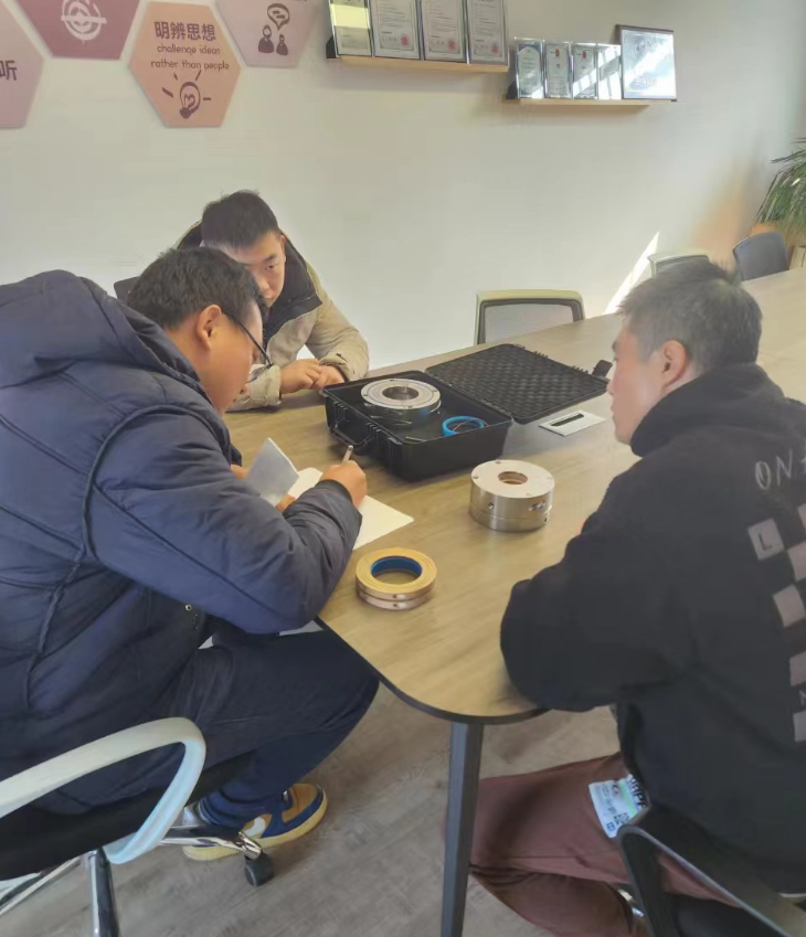 混合機(jī)客戶(hù)邀約上門(mén)，對(duì)旋轉(zhuǎn)軸封進(jìn)行技術(shù)交流